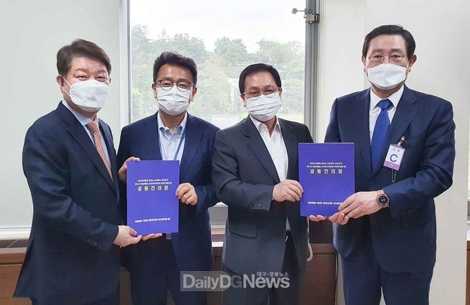 권영진 대구시장과 이용섭 광주시장이 청와대 유영민 비서실장과 이철희 정무수석에게 달빛내륙철도 건설을 건의하는 공동건의문을 전달하고 있다. (사진=대구시 제공)