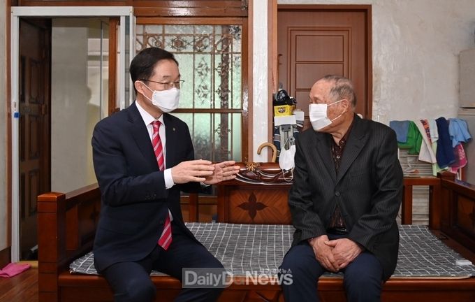 임종식 경북교육감이 독도의용수비대 정원도 대원(92세)을 방문해 면담을 하고 있다.
