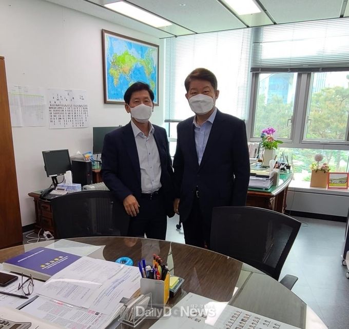 권영진 대구시장(오른쪽)이 최상대 기재부 예산실장(왼쪽)을 면담하는 모습. (사진=대구시 제공)