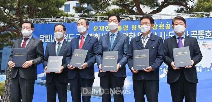 영·호남 6명의 시·도지사가 28일 대구~광주 달빛내륙철도를 제4차 국가철도망 구축계획에 신규 사업으로 반영해 줄 것을 호소하고 있다/ (사진=대구시 제공)