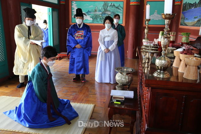 칠곡군단민회가 4월 26일 왜관읍 국조전에서 국조단군 춘향숭봉대제를 봉행하고 있다.