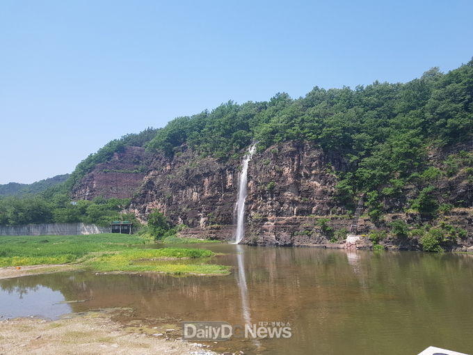 암산경관폭포