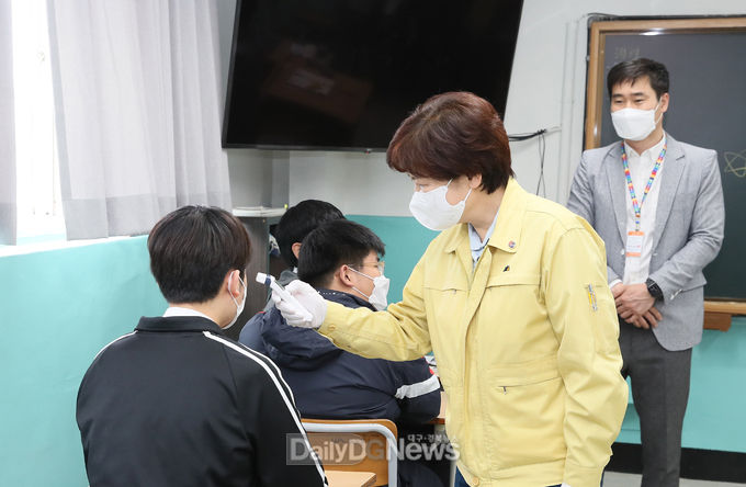 강은희 대구시교육감이 29일 경상공업고등학교를 방문해 학교 방역실태를 점검하고 있다. (사진=대구시교육청 제공)