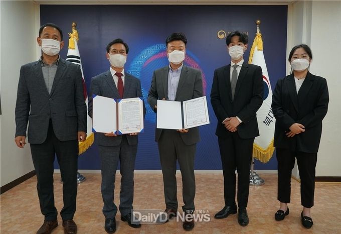 대구보건대학교 성백춘 세무회계과 학과장(오른쪽에서 세 번째)과 백종찬 북대구세무서장(왼쪽에서 두 번째)이 지난 30일 상호협혁을 위한 협약식을 체결하고 기념촬영을 하고 있다. (사진=대구보건대 제공)