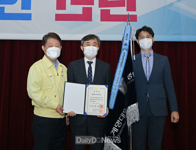 계명대학교 대구동산병원이 4일 ‘2021년 코로나19 대응 유공 정부포상’ 단체 부문에서 국무총리 표창을 수상하고 기념촬영을 하고 있다. (사진=계명대학교 대구동산병원 제공)