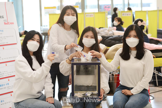 2020년 '제22회 대구보건대학인의 헌혈 사랑 나눔 축제'에서 헌혈증서 기부하는 모습. (사진=대구보건대 제공)