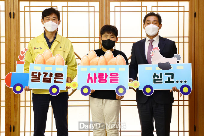 대한양계협회가 5월 17일 칠곡군을 방문해 달계 200판과 육지승 어린이에게 표창장을 전달하고 기념촬영을 하고 있다.( 사진은 좌로부터 유수호 칠곡부군수, 육지승 군, 대한양계협회 이홍재 회장)