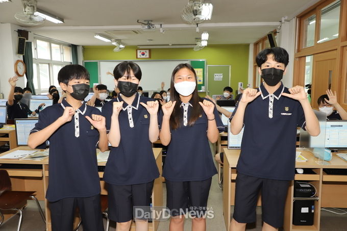 평리중학교 학생들이 무상교복을 입고 맵시를 뽐내고 있다. (사진=이준호 기자)