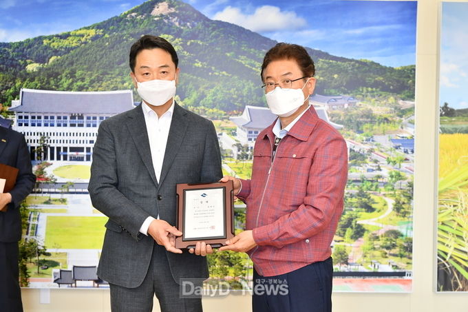 경상북도 제안제도 운영 우수시군 8년 연속 수상(남병진 총무과장과 이철우 도지사)