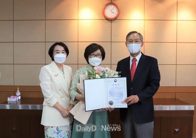 동양대 박혜숙 간호학과 교수가 표창장 수상 후 총장(권광선)과 간호학과장(김주연) 축하 기념사진을 찍고 있는 모습