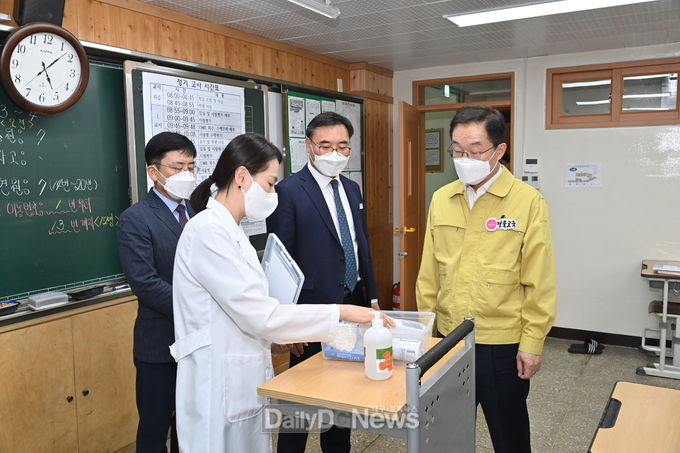 .경북교육청 제공)지난 4월 28일 임종식 경북교육감은 경주 문화고등학교를 방문해 학교 방역 현장 점검을 하면서 학교 관계자를 격려하고, 코로나19 관련 업무추진과 관련한 현장 점검 장면