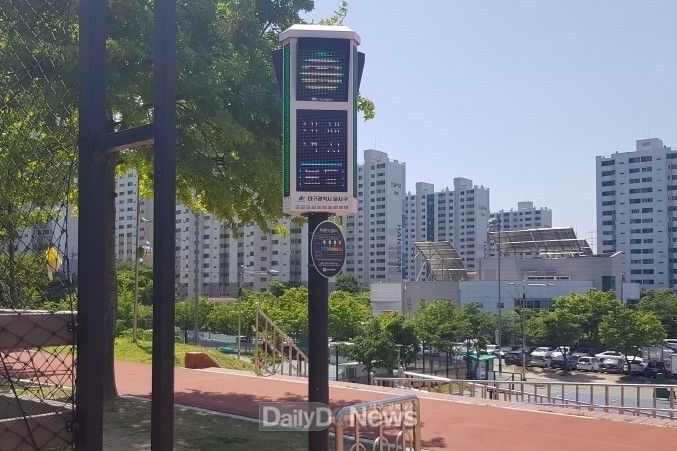 대구 달서구 성서국민체육센터에 설치된 미세먼지 신호등 모습. (사진=달서구 제공)