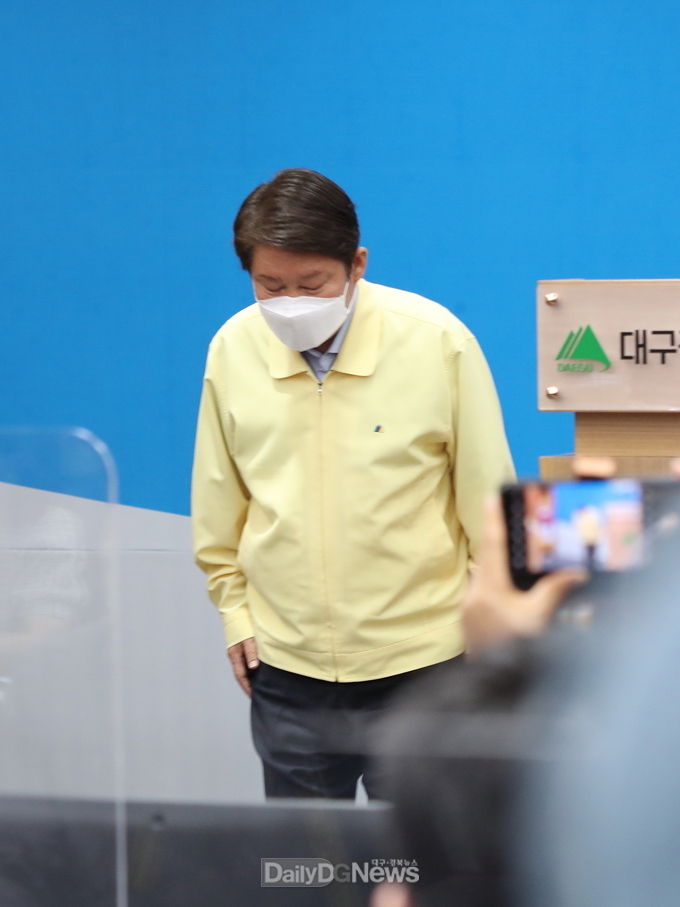 권영진 대구시장이 8일 화이자 백신 도입 관련 사과문을 발표하고 있다. (사진=대구시 제공)