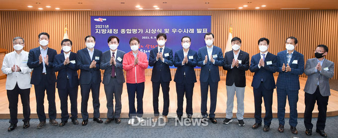 경상북도가 6월 9일 시·군간 세수증대를 위한 자율경쟁을 유도하여 자주재원 기반을 조성하고 우수 시·군 및 직원들에 대한 사기진작 및 인센티브 제공을 위해 실시한 2021년 지방세정 종합평가에서 우수한 성적을 거둔 11개 시군에 대하여 표창하고 기념촬영을 하고 있다.