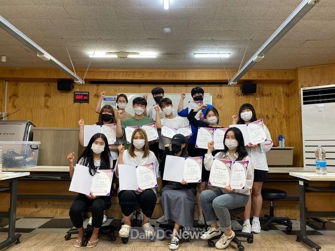 대구공업대학교 헤어디자인과 학생들이 '2021 국제뷰티아트공모전'에서 전원 상위권 수상을 하고 기념촬영을 하고 있다. (사진=대구공업대 제공)