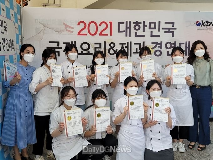 대구공업대학교 호텔외식조리계열 일반계고 직업교육 위탁과정 학생들이 2021년 대한민국 국제요리·제과경연대회에서 전원 수상하고 기념촬영을 하고 있다. (사진=대구공업대 제공)