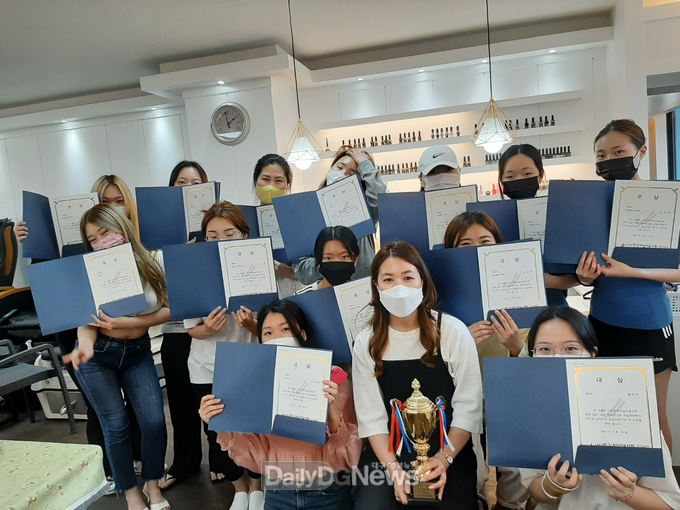 대구공업대학교 피부&네일과 창업동아리 ‘네일하는 공대’가 2021대구뷰티엑스포 네일공모전에 참가해 전원 수상하고 기념촬영을 하고 있다. (사진=대구공업대 제공)