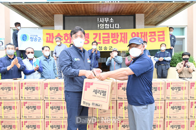 청송군, 과수화상병 예방 약제 긴급공급[군비 10억원 들여 관내 사과, 배 재배 전체 농가 배부
