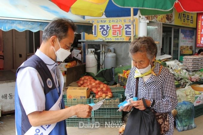 예천양수발전소가 6월 17일 예천장날을 맞아 소상공인 물품 구매하며 청렴 캠페인 펼치고 있다.
