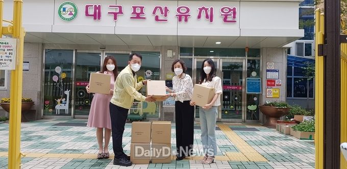 대구시교육청 직원들이 포산유치원에 마스크를 배부하는 모습. (사진=대구시교육청 제공)
