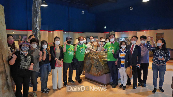 21일 경주엑스포대공원을 방문한 새마을문고 광주광역시지부 회장 및 임원단이 경주엑스포대공원 자연사박물관에서 기념촬영을 하고 있다
