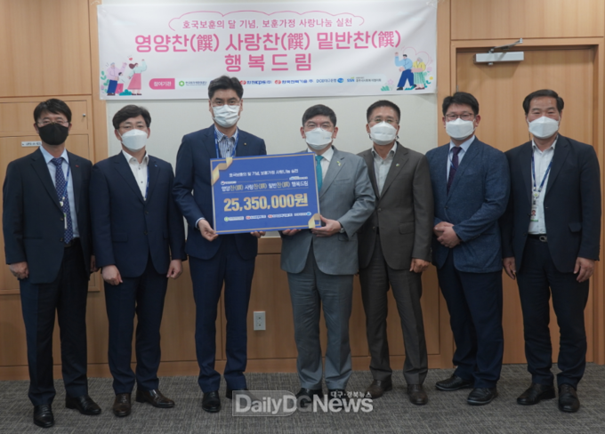 좌측부터 한국전력기술 경주연락사무소 이상제 소장, 대구은행 경주영업부 김상헌 금융지점장, 경주시사회복지협의회 김종우 회장, 한국원자력환경공단 차성수 이사장, 경북남부보훈지청 김유문 지청장, 한전KPS 월성1사업소 이성관 기술실장,한국원자력환경공단 조병조 소통협력단장