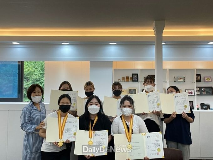 대구공업대학교 피부&네일과가 ‘2021대한민국 시데스코 뷰티테라피 온라인 기능경진대회’에 출전해 시데스코본부 대회장상과 금상까지 수상하고 기념촬영을 하고 있다. (사진=대구공업대 제공)