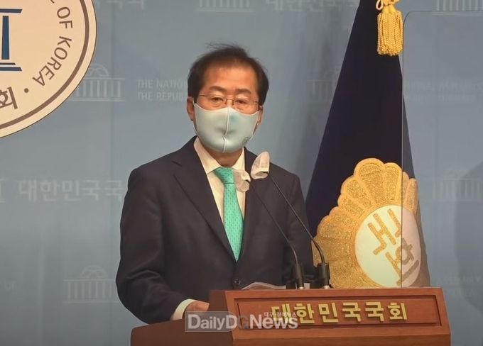 홍준표 의원 국민의힘 복당 기자회견 모습. (사진=홍카콜라TV 유튜브 캡처)