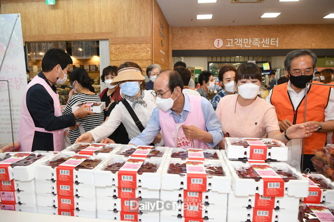 청도군, 서원유통 탑마트신평점에서 제철농산물 판매행사 개최