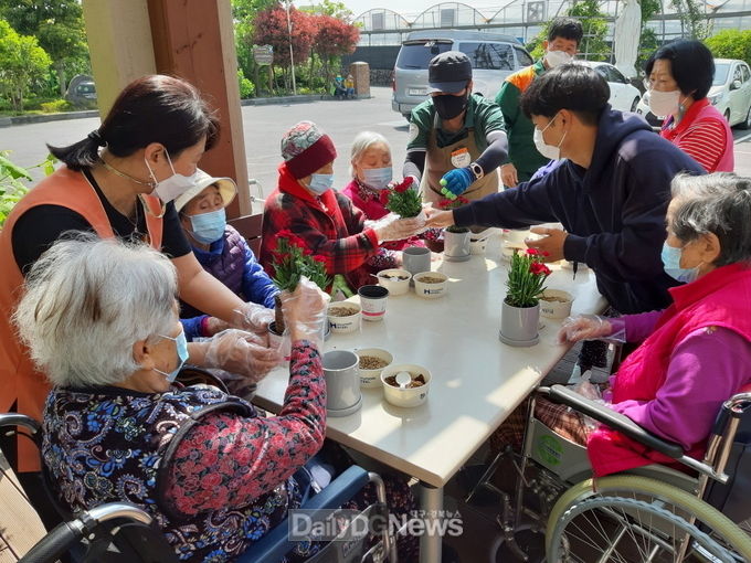 나눔숲 돌봄 사업 “나눔숲 활용 체험프로그램”진행 사진