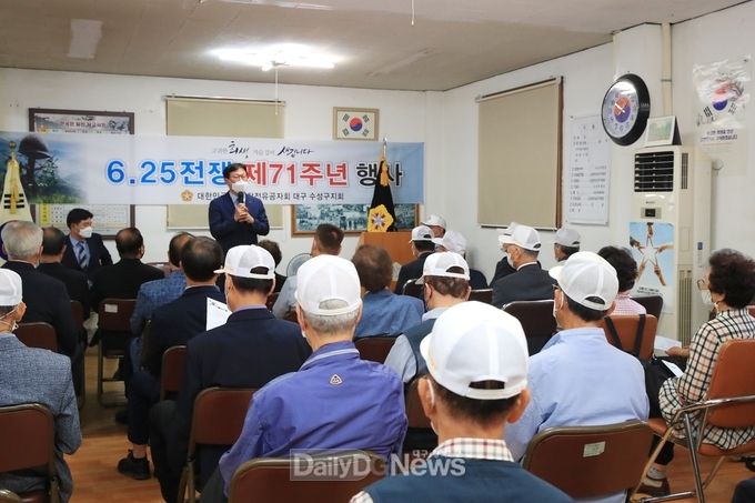 김대권 수성구청장이 6월 25일 6·25참전유공자지회 수성구지회를 방문해 참전유공자 및 보훈가족들께 감사의 마음을 전하고 있다. (사진=수성구청 제공)