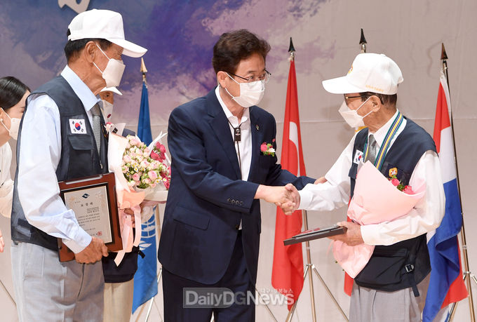 경상북도가 6월 25일 문경문화예술회관에서 6․25전쟁 71주년을 맞아 6.25참전유공자들의 희생과 헌신을 도민과 함께 기억하고, 유엔참전국의 공헌에 감사하는‘6․25전쟁 제71주년 행사’를 거행하고 참석자들을 격려하고 있다.