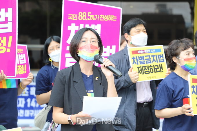장헤영 정의당 국회의원이 대구시청 앞에서 대구 시민들에게 차별금지법 제정에 함께 해 달라고 호소하고 있다. (사진=이준호 기자)