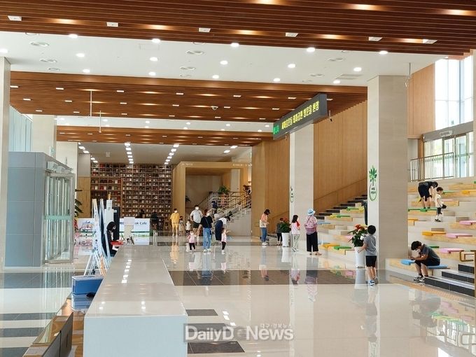 경상북도에서 운영하고 있는 구미시에 위치한 새마을운동테마공원 내부 전경