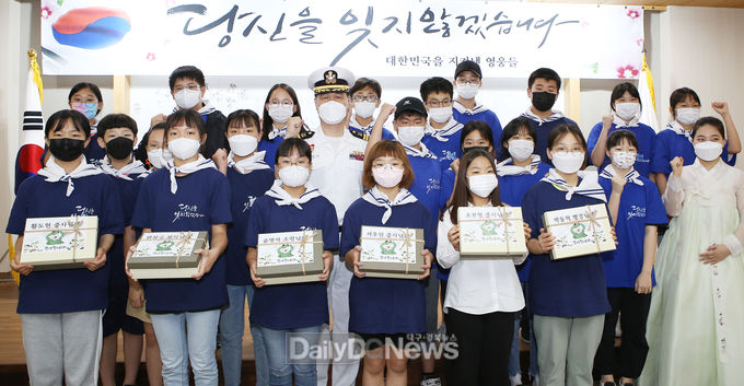 6월 26일 칠곡호국평화기념관에서 연평해전에 참전한 이희완 해군 중령을 비롯해학생들이 참석한 가운데 ‘제2연평해전 추모행사’를 개최하고 있다.