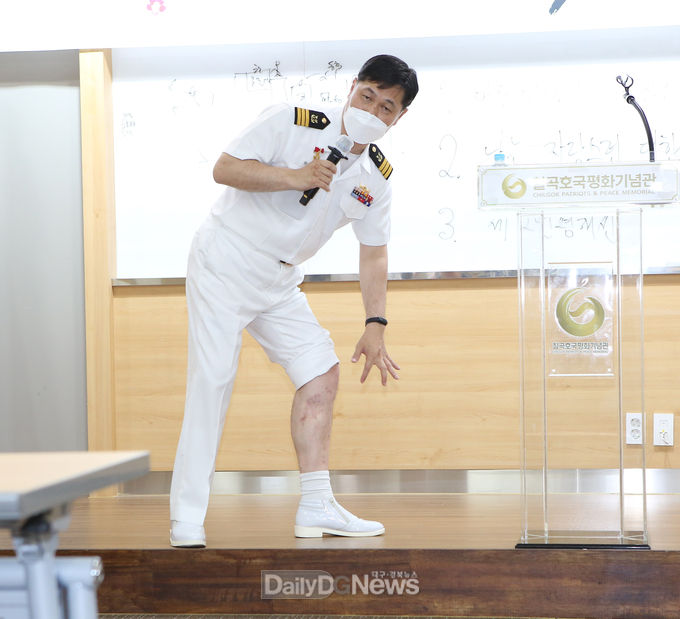 칠곡호국평화기념관에서 열린 ‘제2연평해전 추모행사’에서 이희완 해군중령이 강의 중에 자신의 부상 부위를 보이고 있다.