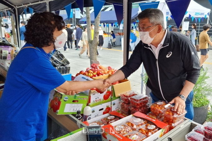 김학동 예천군수, 서울 직거래 장터 방문해 농특산물 홍보
