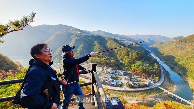 청량산 명승 둘레길 조성사업 현장을 방문한 엄태항 봉화군수