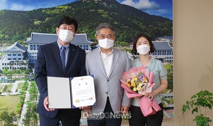 봉화군 2021 미세먼지 대응 우수기관(김기동 녹색환경과장, 강성조 도 행정부지사, 김창미 주무관).