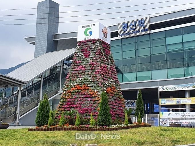 경산시, 경산역 광장 앞 로터리에 꽃탑 설치