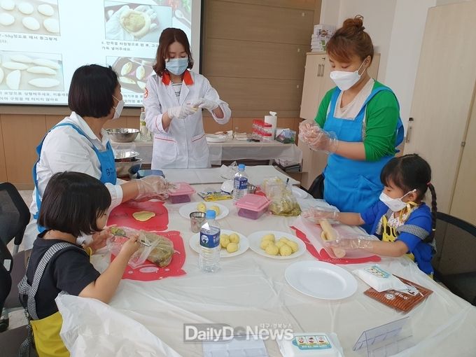 고구마빵을 만들고 있는 부모와 아이들