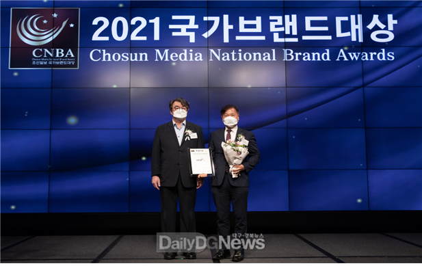 한국건강관리협회 메디체크가 6월 24일 JW메리어트 동대문 스퀘어 서울에서 진행된 ‘2021 국가브랜드 대상’ 시상식에서 건강검진부문 대상을 수상하고 기념찰영을 하고 있다.(사진 좌)심사위원장 경희대 서영호 교수 (사진 우)한국건강관리협회 최상철 홍보기획실장