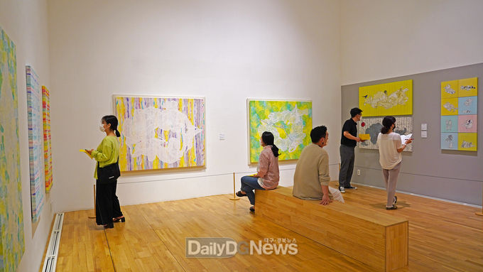 28일 오픈한 솔거미술관 '산모롱이 느린 선 하나' 전시를 찾은 관람객들이 2전시실에서 이은호 작가의 작품을 감상하고 있다