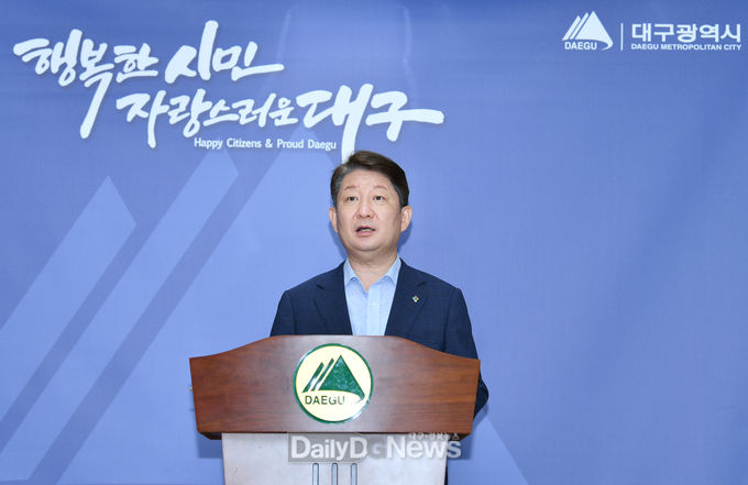 권영진 대구시장이 29일 달빛내륙철도 건설 정부 계획안 최종 확정에 대한 브리핑을 하고 있다. (사진=대구시 제공)