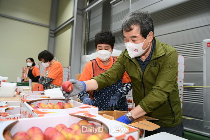 김충섭 김천시장, 김천자두연합회 유통시설 증축 현장 방문