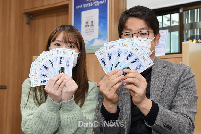 영주사랑상품권을 들어보이고 있는 장면