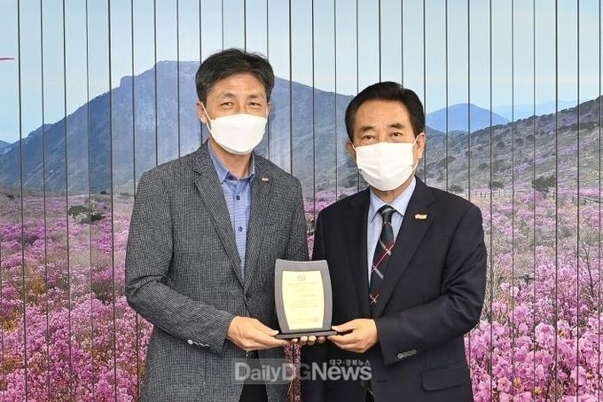 대구 달성군이 제1회 대한민국 캠핑대전에서 최우수 부스운영상을 수상하고 기념촬영을 하고 있다. (사진=달성군 제공)