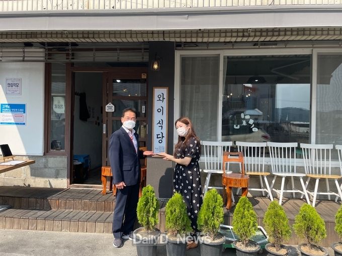  최기문 영천시장이 6월 29일 청년CEO 운영업체인 카페비다&와이식당을 방문했다