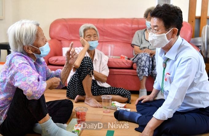 경상북도 제공) 이철우 도지사 경로당 방문