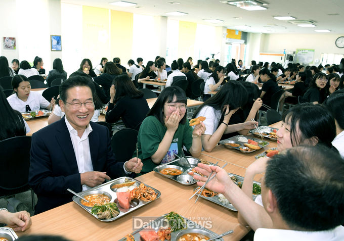 영천여고 방문 사진(무상급식 확대)